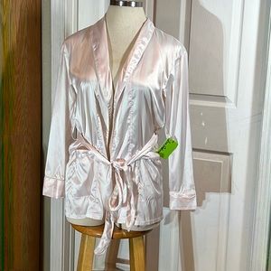 Sam Edelman short robe ,NWT , size Medium , soft pink and Lt cream